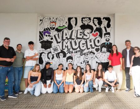 El artista Iván T. pintando el Mural por la igualdad en San Bartolomé 2026.
