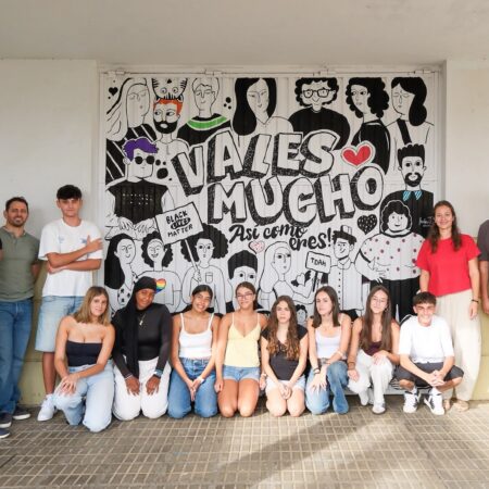 El artista Iván T. pintando el Mural por la igualdad en San Bartolomé 2026.
