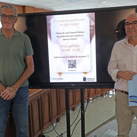 Autoridades y representantes de Pequeño Valiente durante la presentación de las jornadas en el Cabildo de Lanzarote.