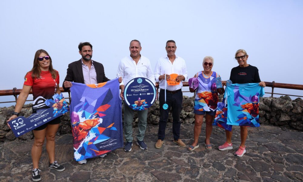 Presentación de la Travesía a Nado El Río en el Mirador del Río con las autoridades insulares.