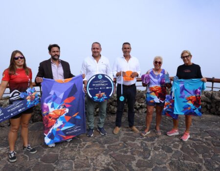 Presentación de la Travesía a Nado El Río en el Mirador del Río con las autoridades insulares.