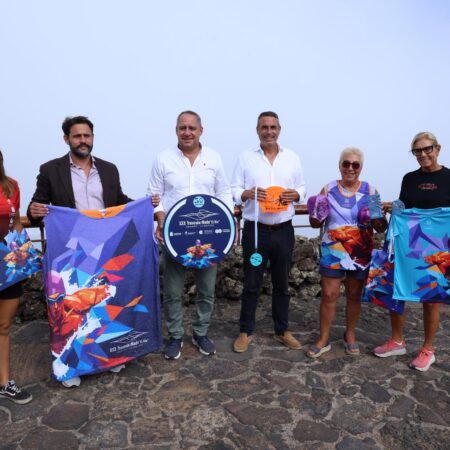 Presentación de la Travesía a Nado El Río en el Mirador del Río con las autoridades insulares.
