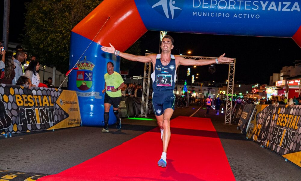 Ambiente festivo y deportivo en la Playa Blanca Music Run Night 2026.