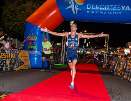 Ambiente festivo y deportivo en la Playa Blanca Music Run Night 2026.