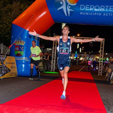 Ambiente festivo y deportivo en la Playa Blanca Music Run Night 2026.