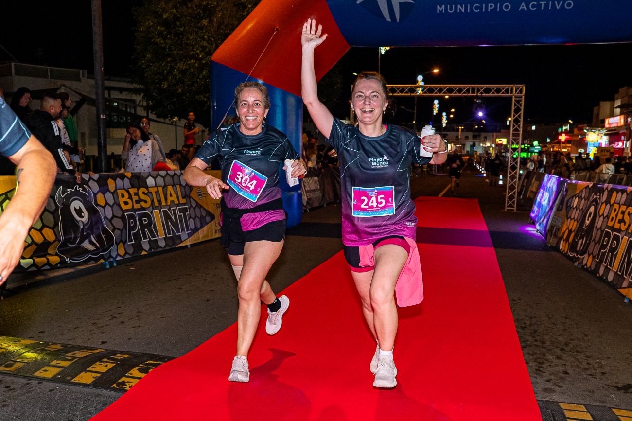 Corredores participando en la Playa Blanca Music Run Night 2026.