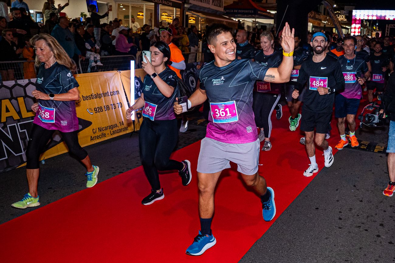 Corredores participando en la Playa Blanca Music Run Night 2026.