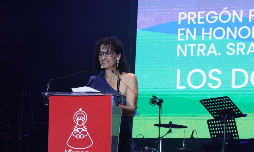 La doctora María Teresa Godoy leyendo el Pregón de Los Dolores 2026 en Tinajo.