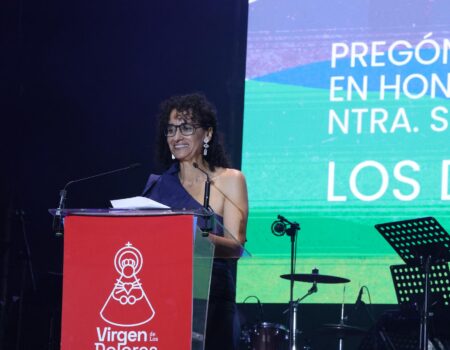 La doctora María Teresa Godoy leyendo el Pregón de Los Dolores 2026 en Tinajo.