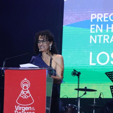 La doctora María Teresa Godoy leyendo el Pregón de Los Dolores 2026 en Tinajo.