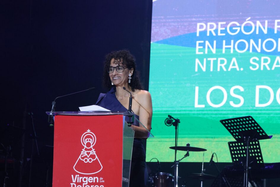 La doctora María Teresa Godoy leyendo el Pregón de Los Dolores 2026 en Tinajo.