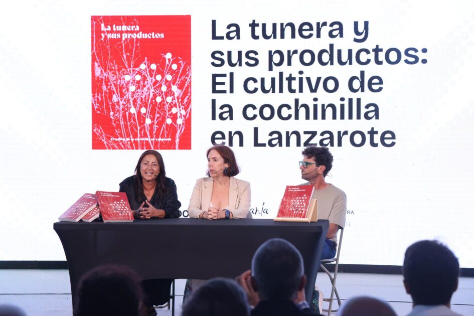 Presentación del libro sobre el cultivo de la cochinilla en la Feria de Artesanía de Mancha Blanca