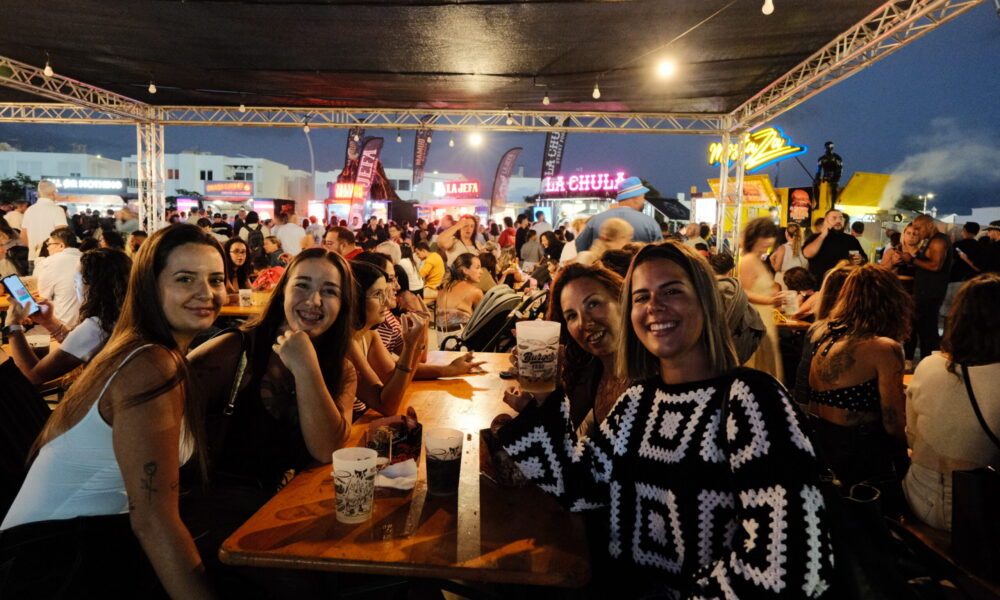 Multitud de asistentes disfrutando del Burger Fest Canarias en Lanzarote en Playa Honda.