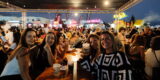 Multitud de asistentes disfrutando del Burger Fest Canarias en Lanzarote en Playa Honda.