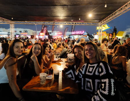 Multitud de asistentes disfrutando del Burger Fest Canarias en Lanzarote en Playa Honda.