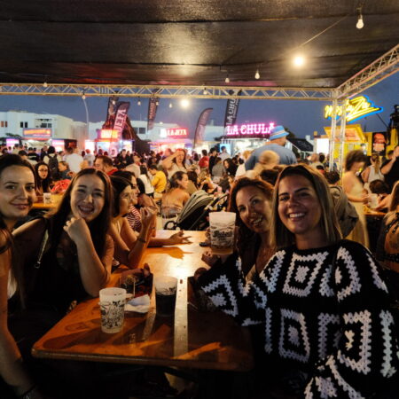 Multitud de asistentes disfrutando del Burger Fest Canarias en Lanzarote en Playa Honda.