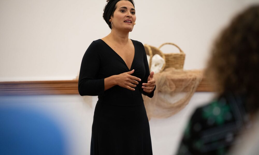 Narradora Vicki Dos Santos