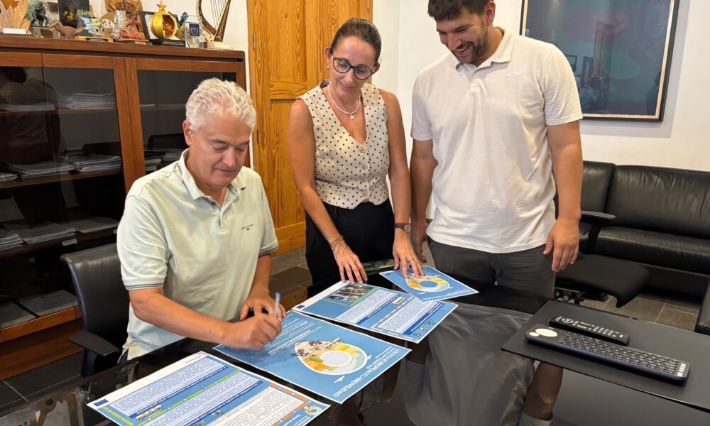 El alcalde José Juan Cruz firma el acuerdo de la Semana de la Movilidad en Tías.