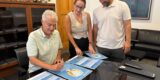 El alcalde José Juan Cruz firma el acuerdo de la Semana de la Movilidad en Tías.