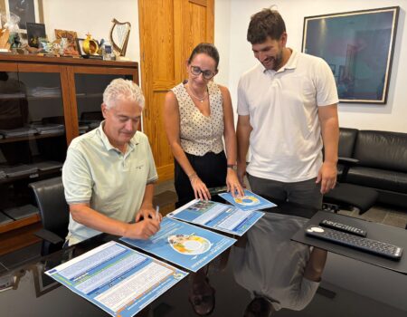 El alcalde José Juan Cruz firma el acuerdo de la Semana de la Movilidad en Tías.
