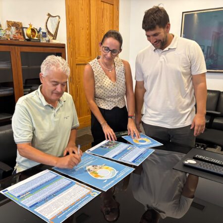 El alcalde José Juan Cruz firma el acuerdo de la Semana de la Movilidad en Tías.
