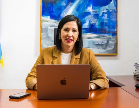 La concejala Abigail González presentando la agenda cultural de Arrecife para septiembre.