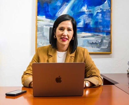 La concejala Abigail González presentando la agenda cultural de Arrecife para septiembre.