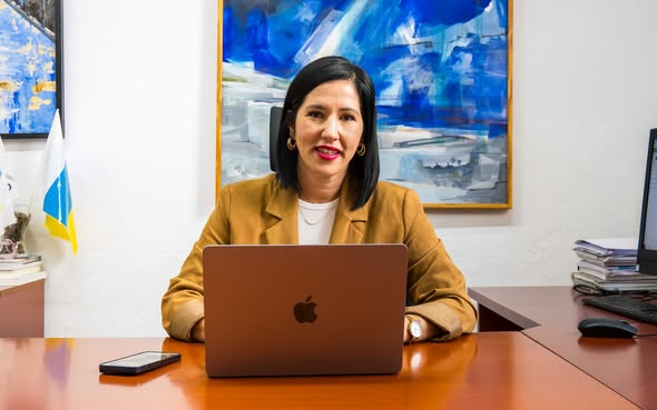 La concejala Abigail González presentando la agenda cultural de Arrecife para septiembre.
