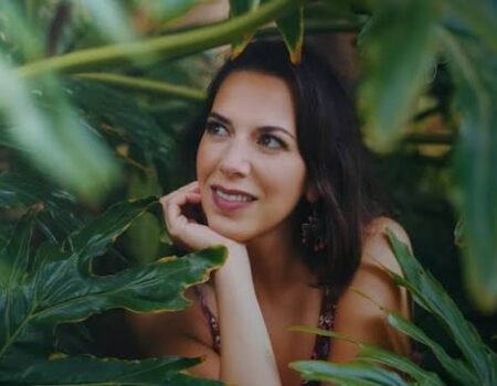 La cantante y compositora canaria Cira Rodríguez posando en una sesión fotográfica.