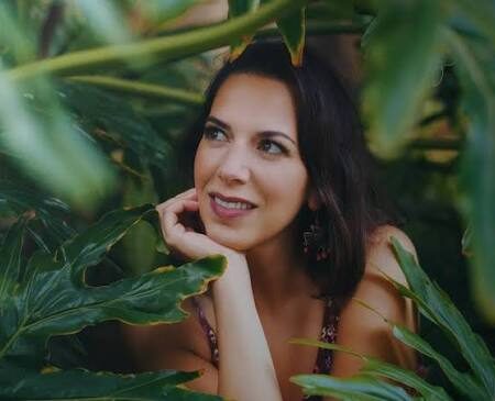 La cantante y compositora canaria Cira Rodríguez posando en una sesión fotográfica.
