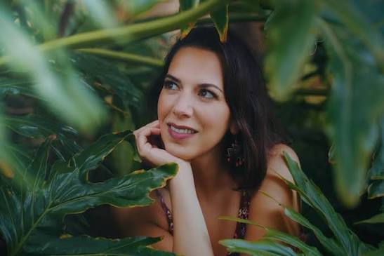 La cantante y compositora canaria Cira Rodríguez posando en una sesión fotográfica.