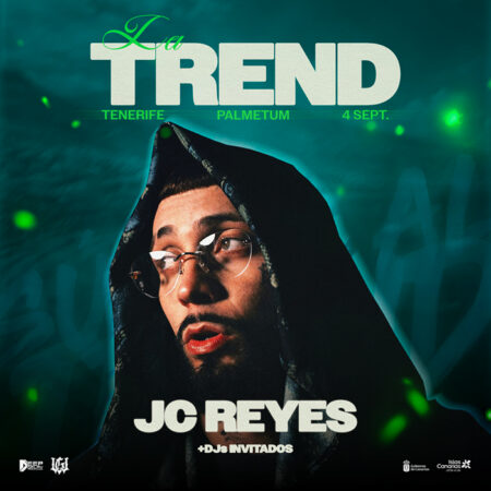 El artista JC Reyes cantando en directo durante una actuación de música urbana.