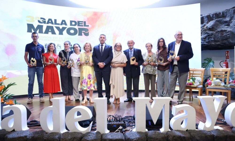 Galardonados y autoridades durante la Gala del Mayor Lanzarote 2026.