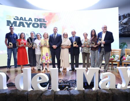 Galardonados y autoridades durante la Gala del Mayor Lanzarote 2026.