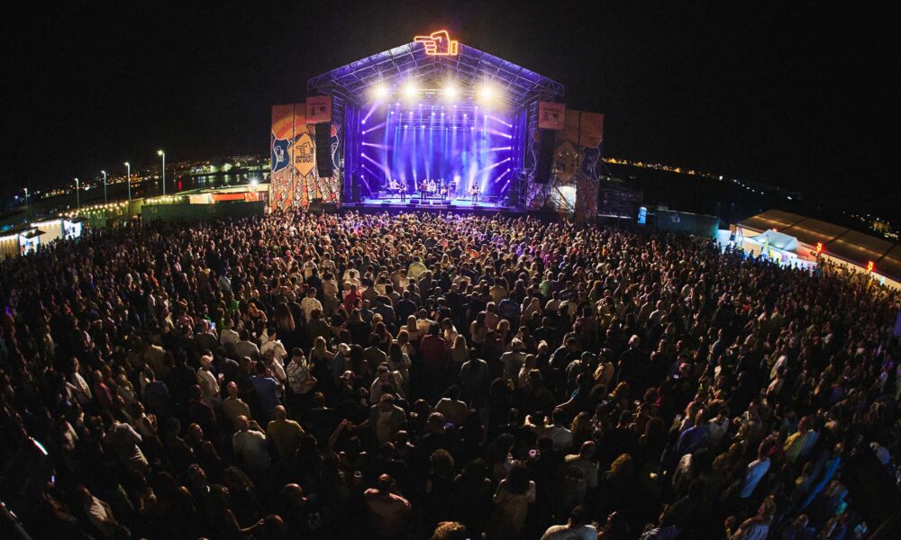 Público masivo disfrutando de los conciertos durante Arrecife en Vivo 2026.