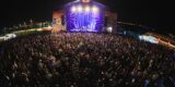 Público masivo disfrutando de los conciertos durante Arrecife en Vivo 2026.