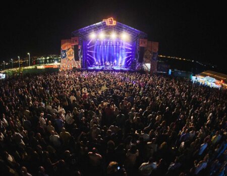 Público masivo disfrutando de los conciertos durante Arrecife en Vivo 2026.