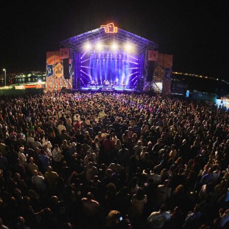 Público masivo disfrutando de los conciertos durante Arrecife en Vivo 2026.