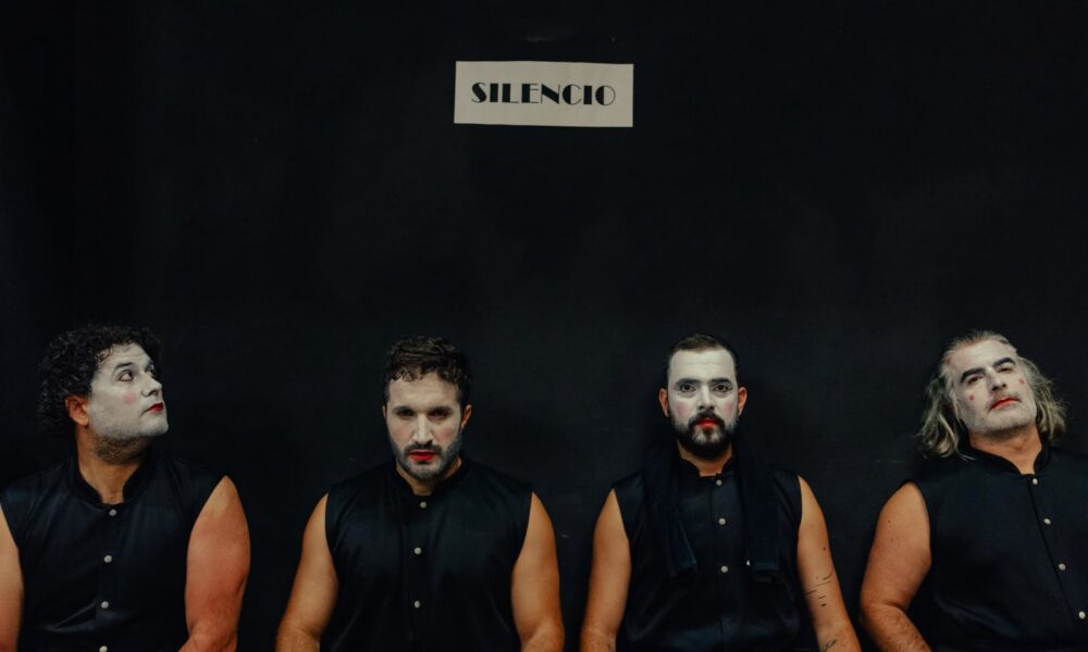 Componentes de la compañía teatral durante la presentación de la programación por el 20 aniversario de Abubukaka.
