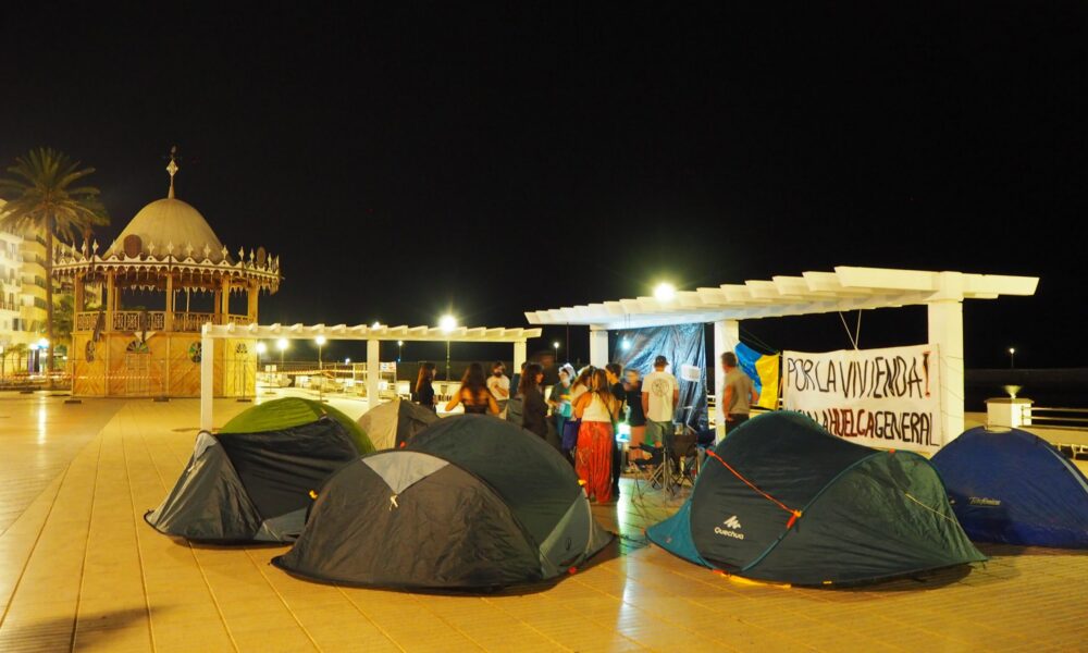 Carpas del movimiento social en la acampada por la vivienda Lanzarote.