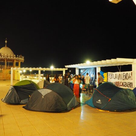 Carpas del movimiento social en la acampada por la vivienda Lanzarote.