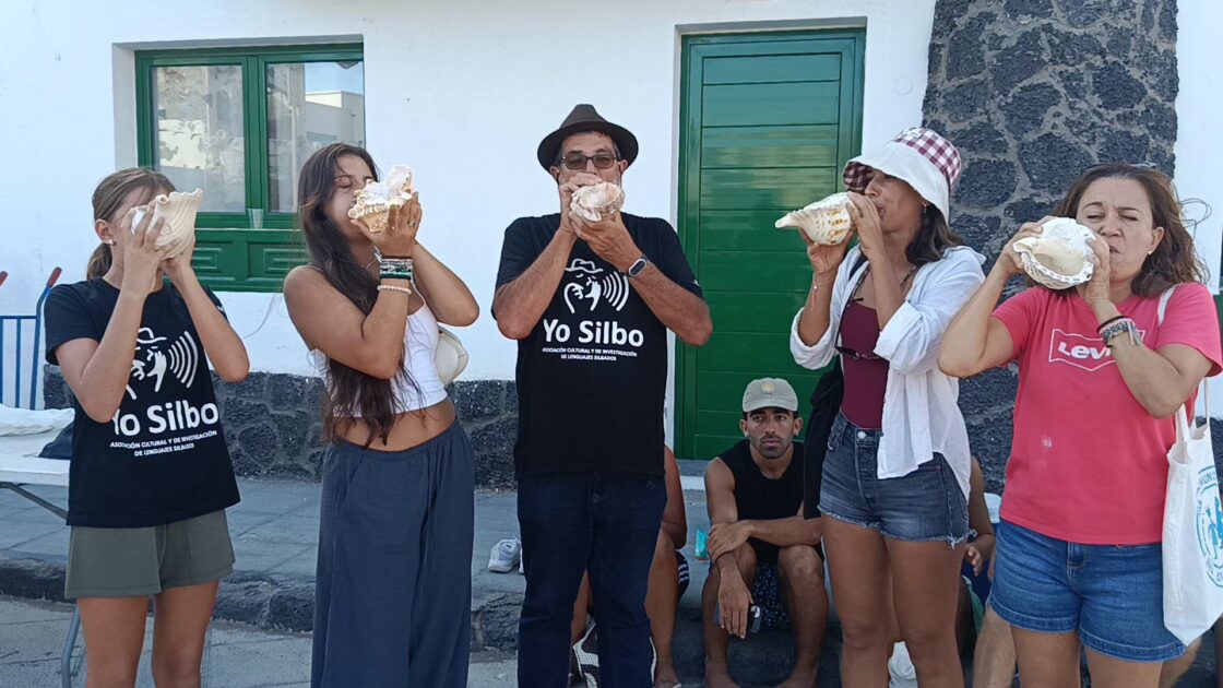 Asistentes-a-un-taller-de-silbo-y-bucio.