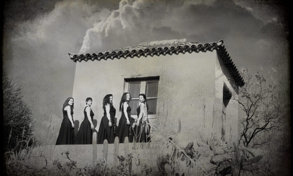 Agrupación femenina actuando durante el Caracolas concierto en Lanzarote.