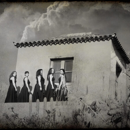 Agrupación femenina actuando durante el Caracolas concierto en Lanzarote.