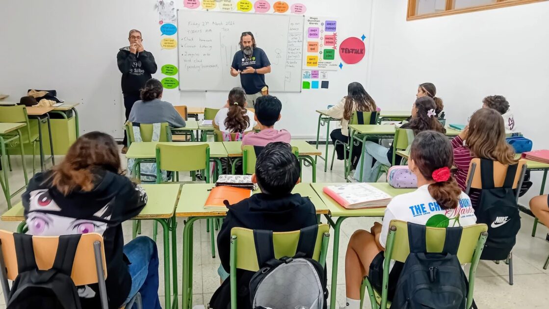 Charla-en-uno-de-los-centros-educativos-de-la-isla