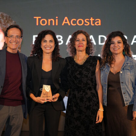 Ganadores de los Premios DAMA al Mejor Guion en la gala de clausura de IsLABentura Canarias 2026.