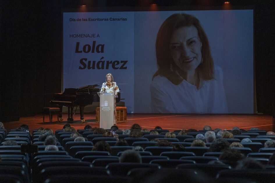 Acto institucional de homenaje a la escritora Lola Suárez celebrado en Tenerife.