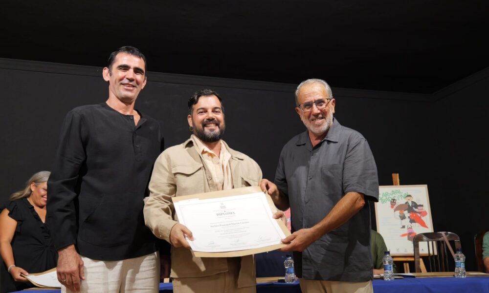 Entrega de diplomas a los socios de la Parranda Marinera de Buches en Arrecife.