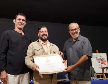 Entrega de diplomas a los socios de la Parranda Marinera de Buches en Arrecife.