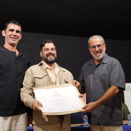 Entrega de diplomas a los socios de la Parranda Marinera de Buches en Arrecife.